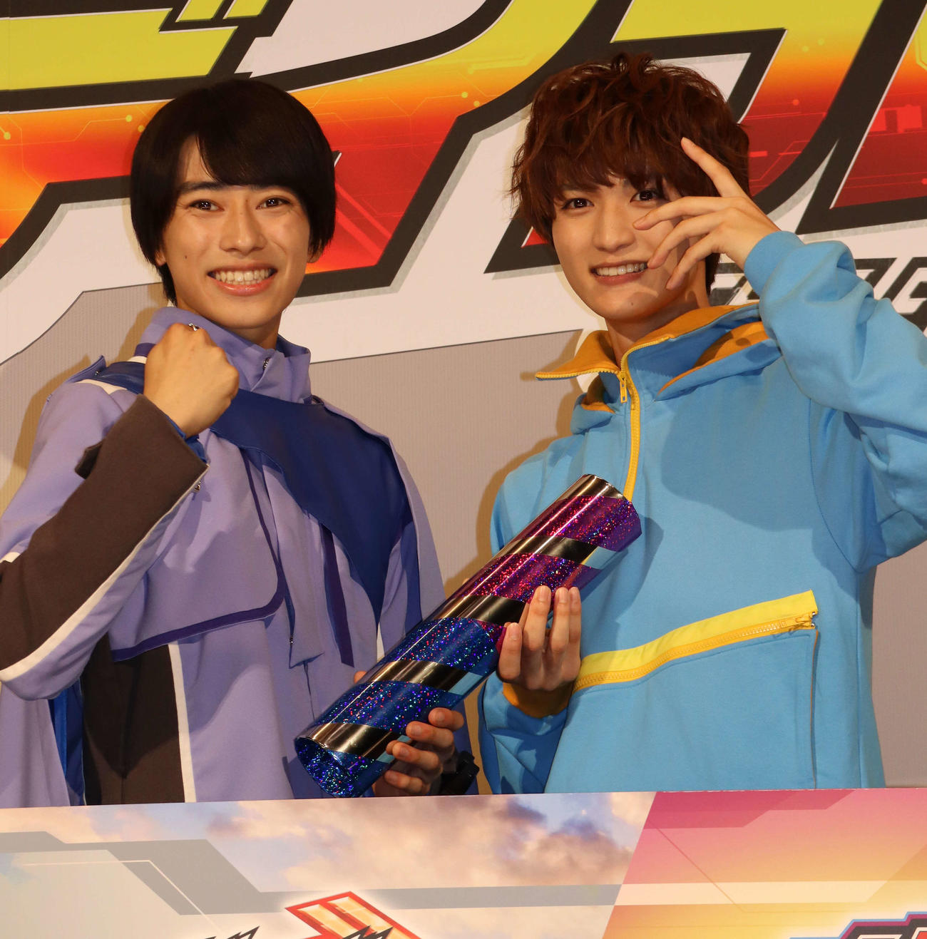 「仮面ライダーガッチャード＆仮面ライダーガヴ　バトンタッチイベント」で、本島純政（左）は知念英和にバトンを渡す