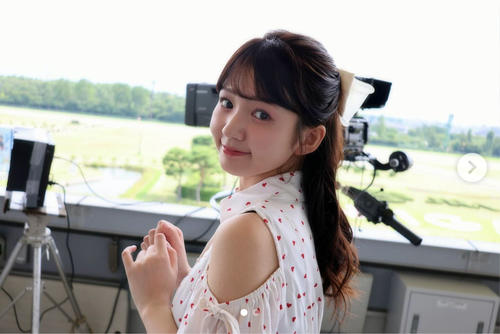 「ウイニング競馬」人気女子アナ「いつの日かの新潟競馬場での一枚」振り向き＆ハートポーズ披露