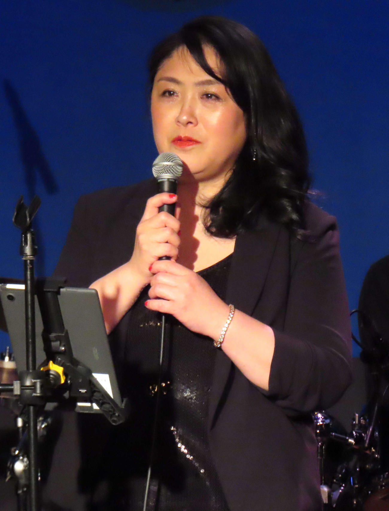 「50th Anniversary MAYUKO Special Live」で瞳を潤ませる真由子