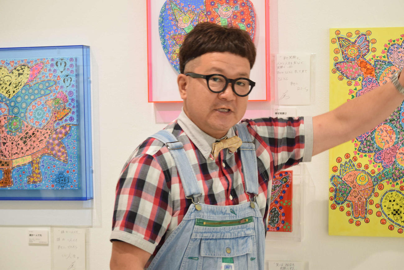 障がい者アート展の取材会に出席したたいぞう（撮影・阪口孝志）