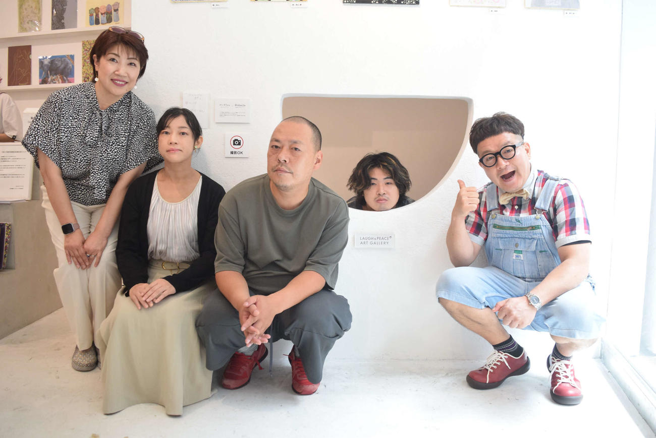 障がい者アート展の取材会に出席した（左から）河瀬有子アベイユ合同会社代表、飛鳥、Masyashi777、羽戸康貴、たいぞう（撮影・阪口孝志）