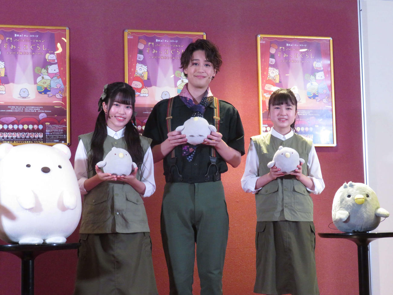 「夏休み！オン・ステージ『パペットミュージカル　すみっコぐらし　とびだす絵本とひみつのコ』」ゲネプロ前に囲み取材に応じた左から、しろくま、川島夕空、石田隼、新津ちせ、ひよこ（撮影・望月千草）