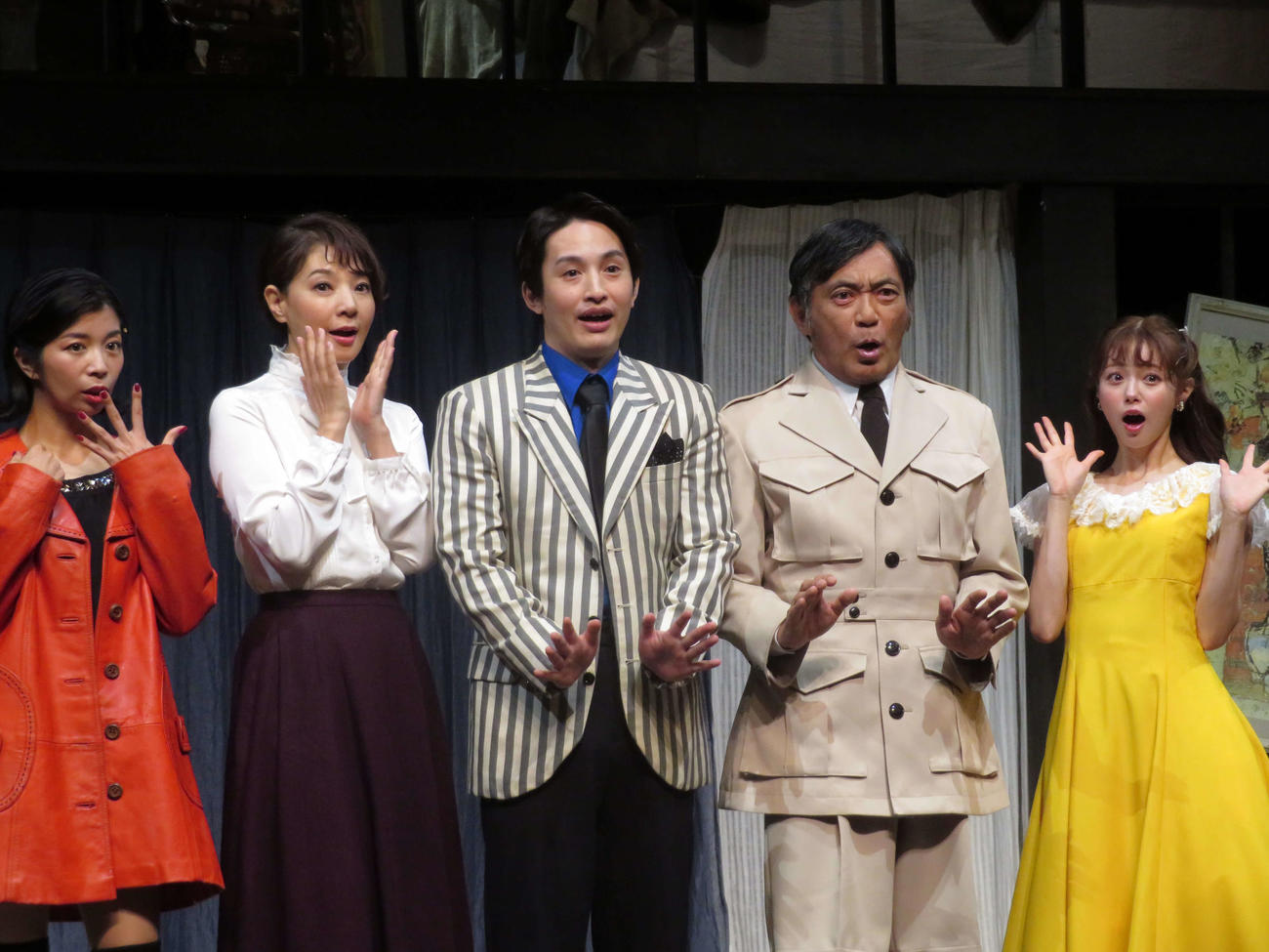 舞台「ブラックコメディ」公開ゲネプロに出席した左から三倉佳奈、朝海ひかる、浜中文一、渡辺いっけい、市川美織