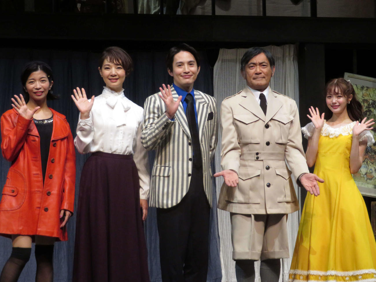 舞台「ブラックコメディ」公開ゲネプロに出席した左から三倉佳奈、朝海ひかる、浜中文一、渡辺いっけい、市川美織