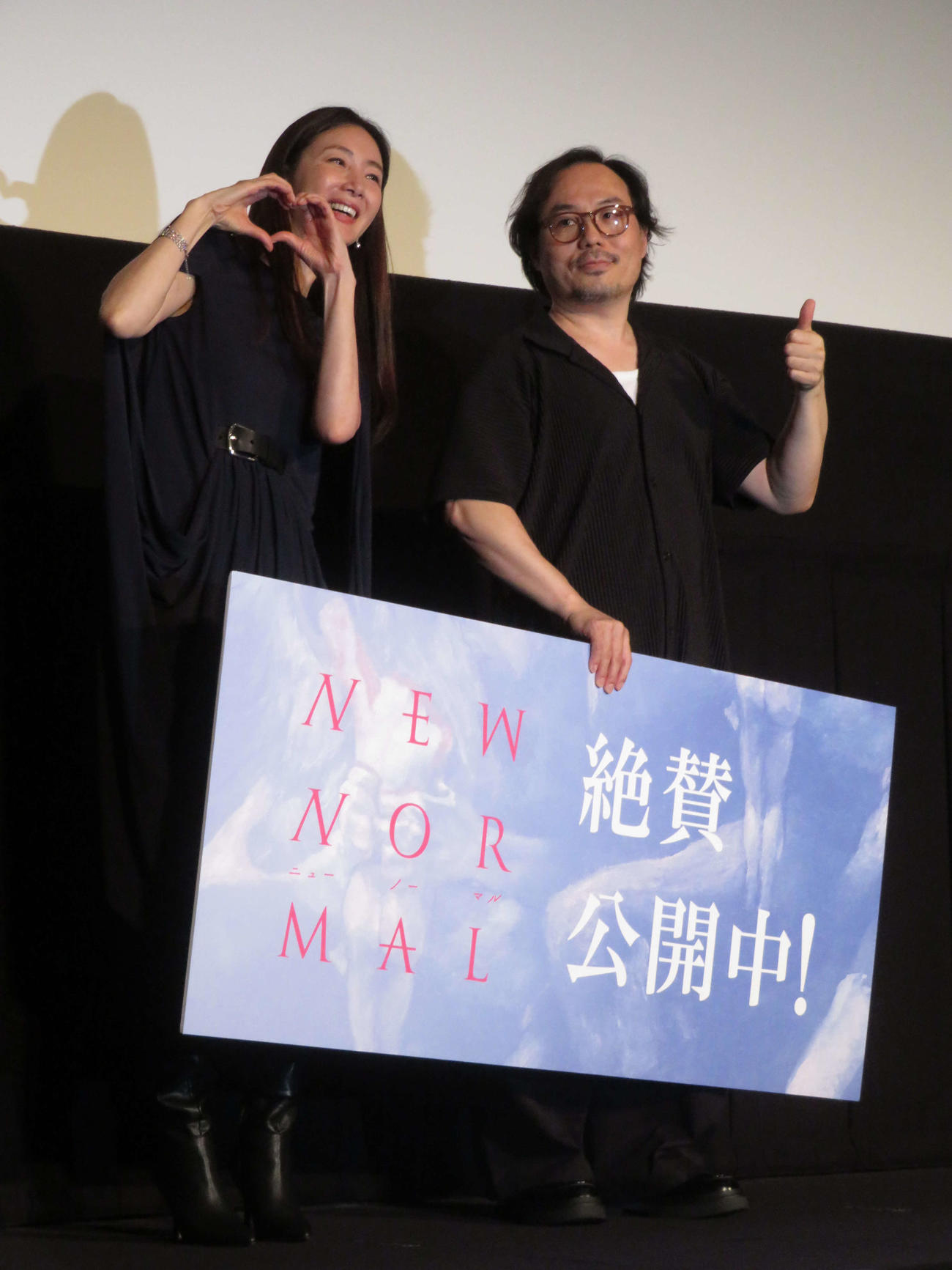 韓国映画「ニューノーマル」初日記念プレミアムイベントに登壇したチェ・ジウとチョン・ボムシク監督（撮影・村上幸将）