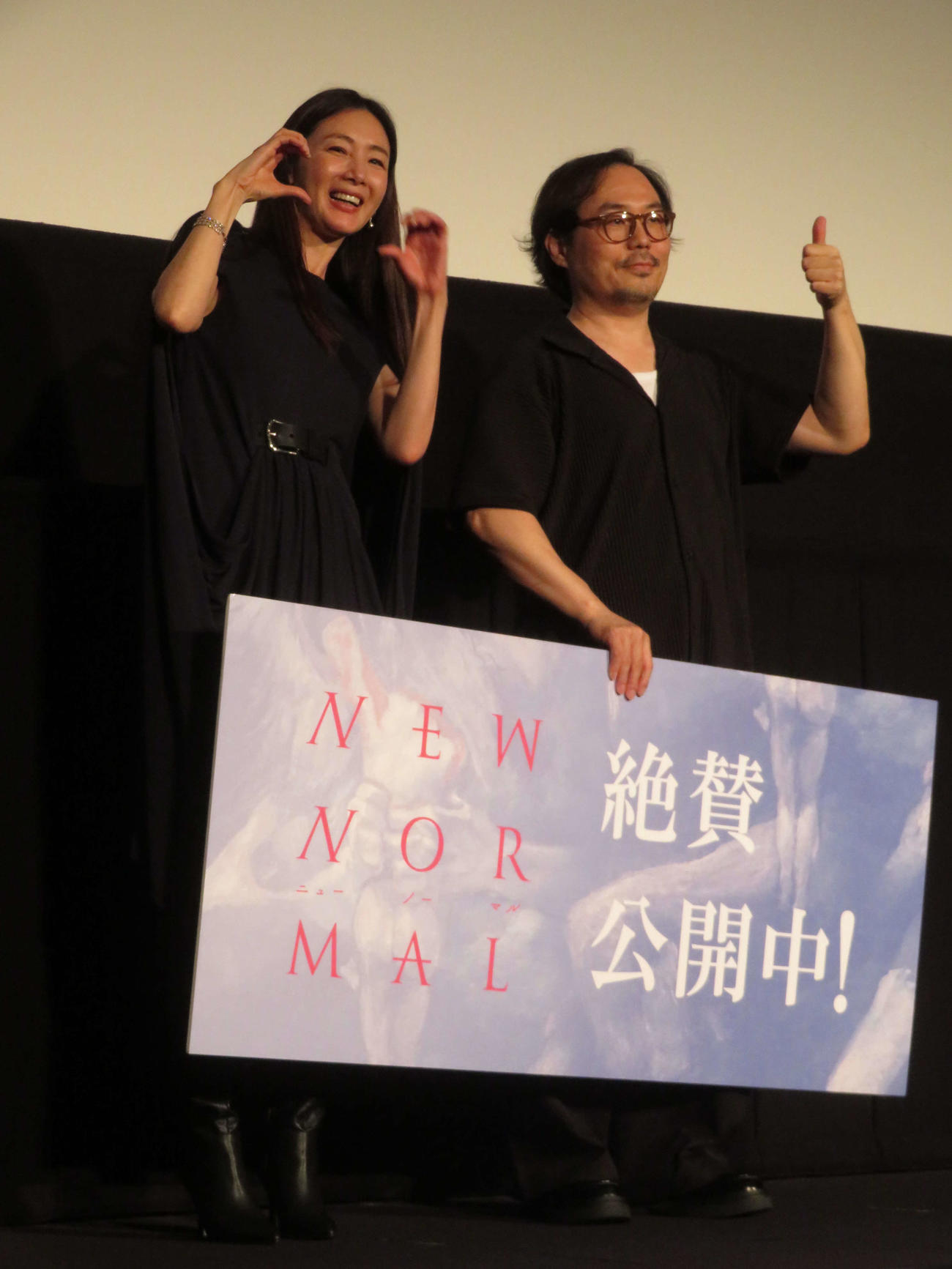 韓国映画「ニューノーマル」初日記念プレミアムイベントに登壇したチェ・ジウとチョン・ボムシク監督（撮影・村上幸将）
