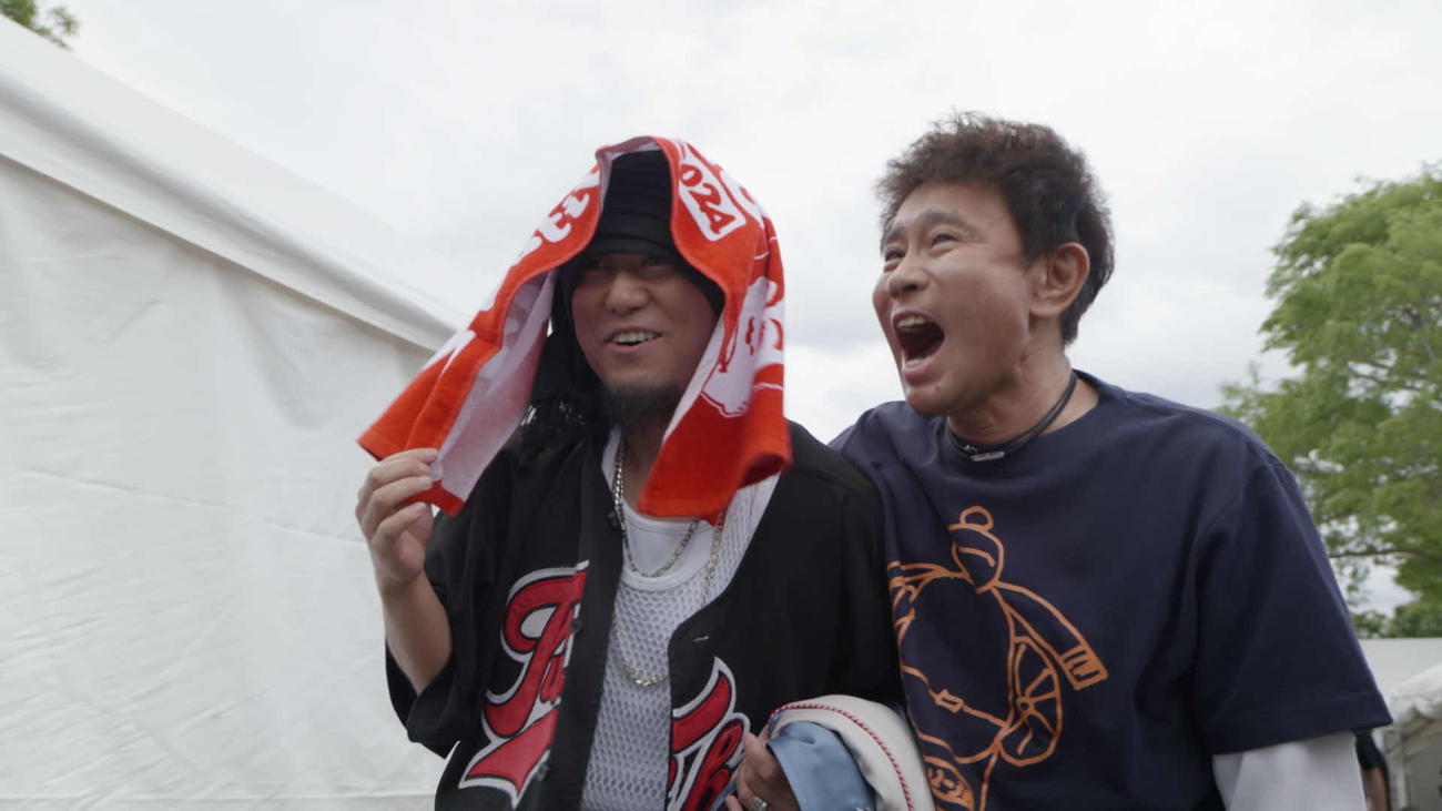 ダウンタウン浜田雅功と湘南乃風HAN－KUN（左）（C）MBS