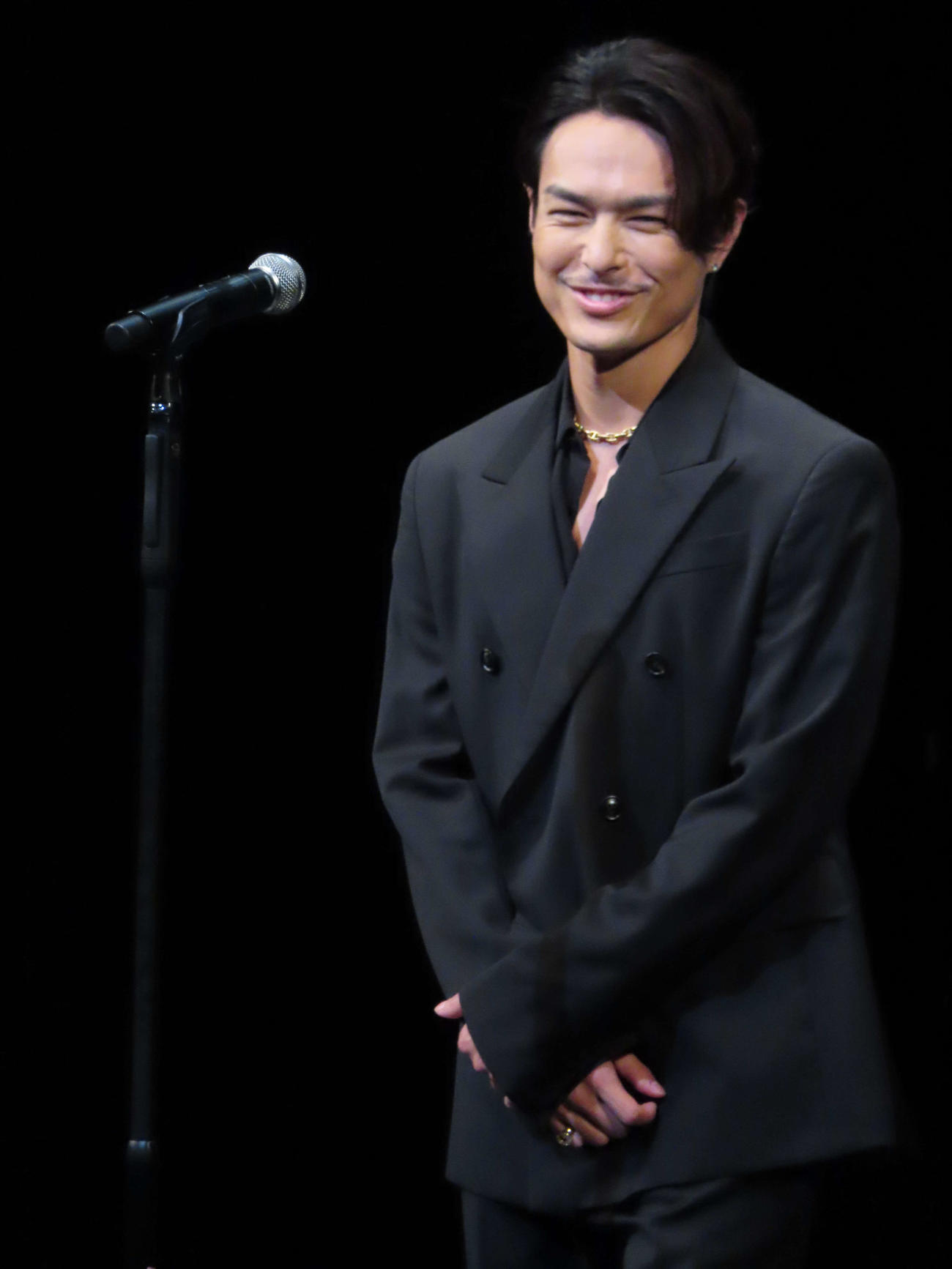 「KAWASAKI・SENZOKU 100th FESTIVAL」でスピーチする三代目　J SOUL BROTHERS今市隆二