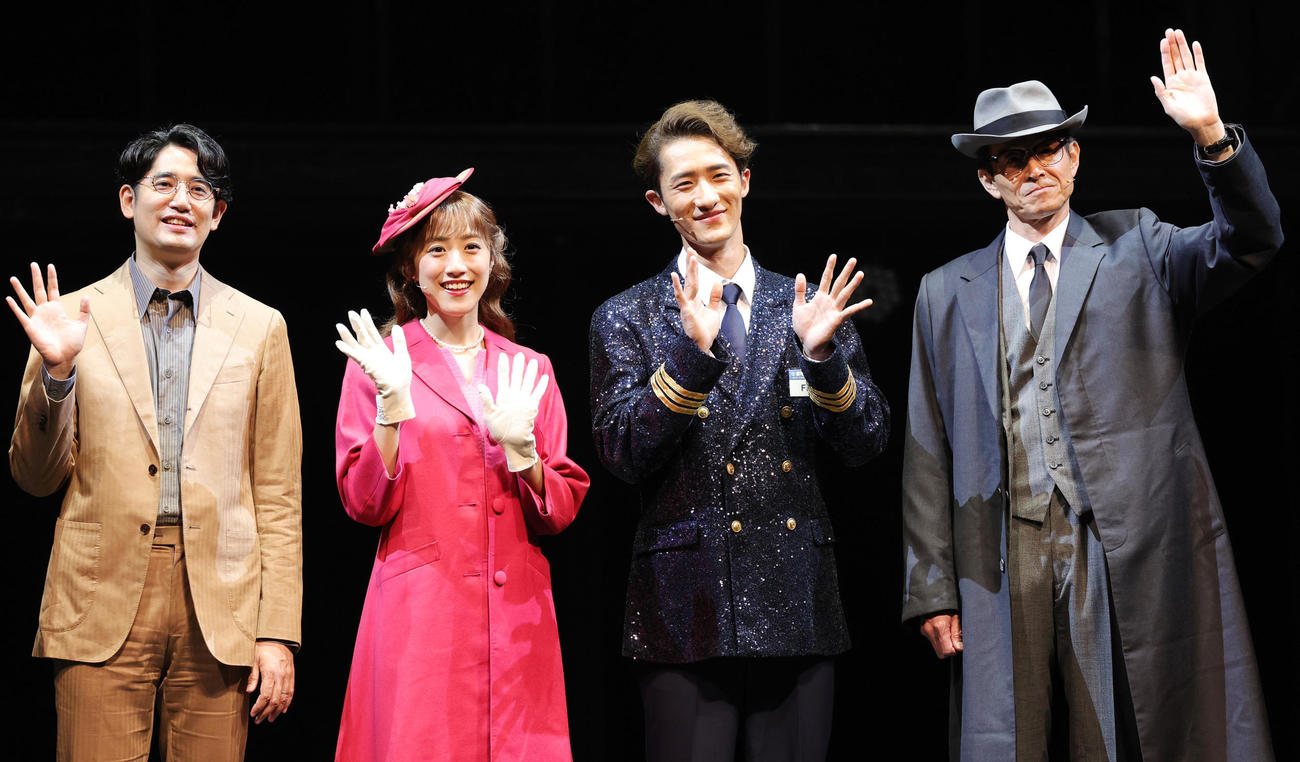 ミュージカル「キャッチ・ミー・イフ・ユー・キャン」の初日を控える中、会見する、左から演出・翻訳・訳詞の上田一豪氏、仙名彩世、岩本照、吉田栄作（撮影・野上伸悟）
