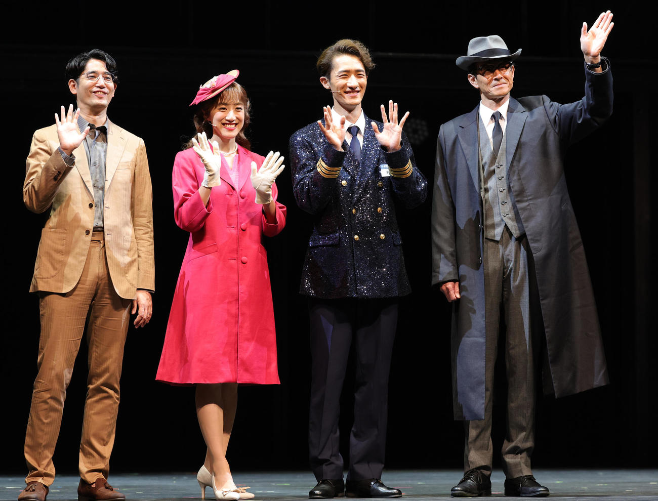 ミュージカル「キャッチ・ミー・イフ・ユー・キャン」の初日を控える中、会見する、左から演出・翻訳・訳詞の上田一豪氏、仙名彩世、岩本照、吉田栄作（撮影・野上伸悟）