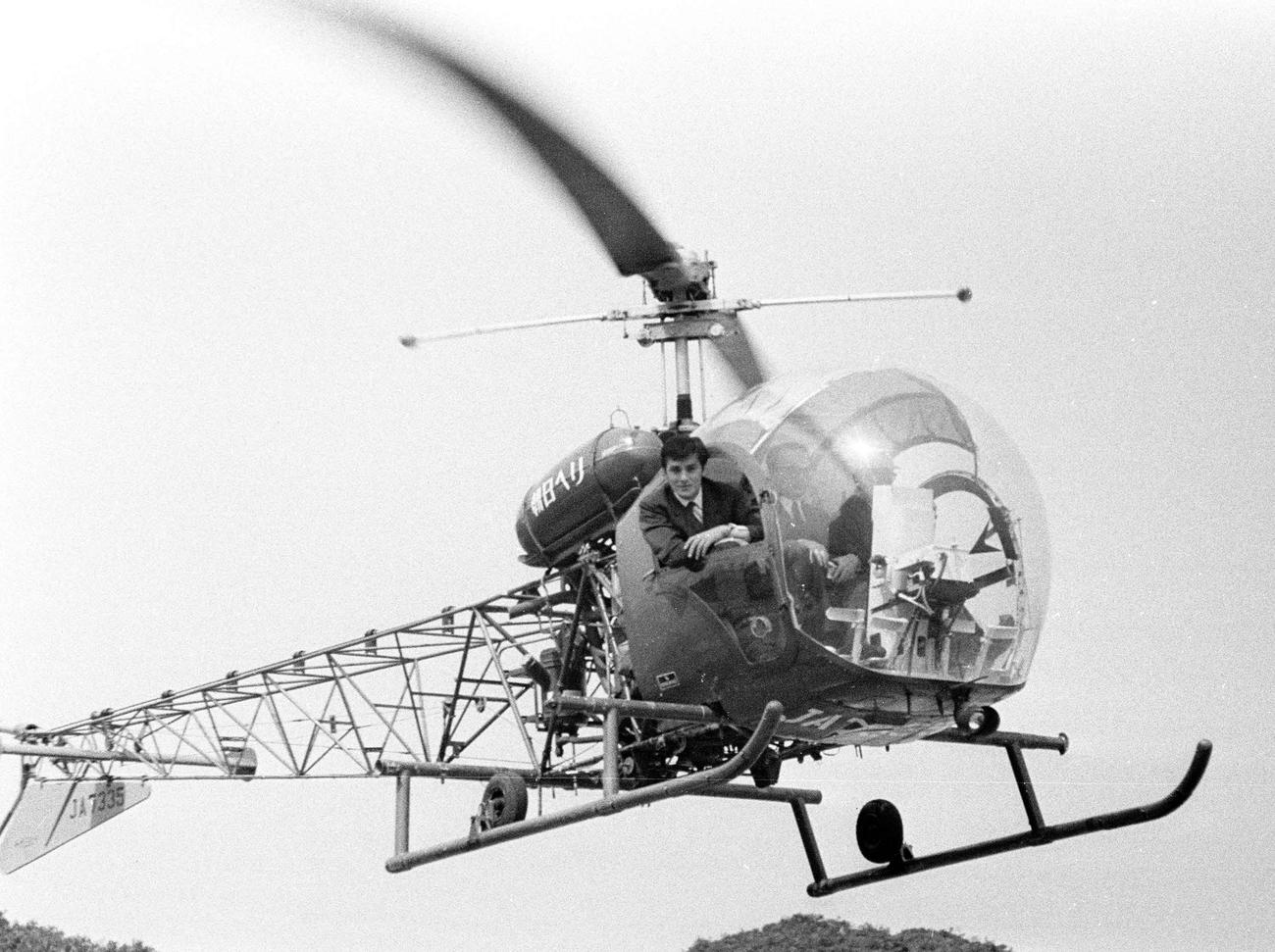 ヘリコプターを使って空から東京見物を楽しむアラン・ドロンさん（1963年4月撮影）