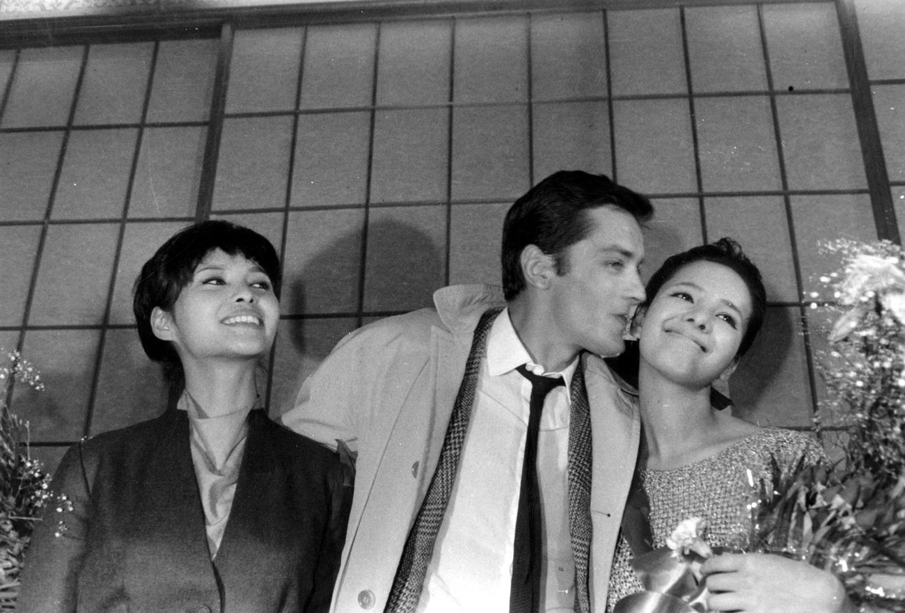 来日したアラン・ドロンさん（中央）。左は若林映子、右は浜美枝（1964年撮影）