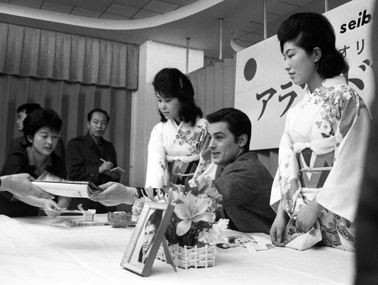 東京オリンピック（五輪）協賛のためのサイン会に参加したアラン・ドロンさん（1963年4月撮影）