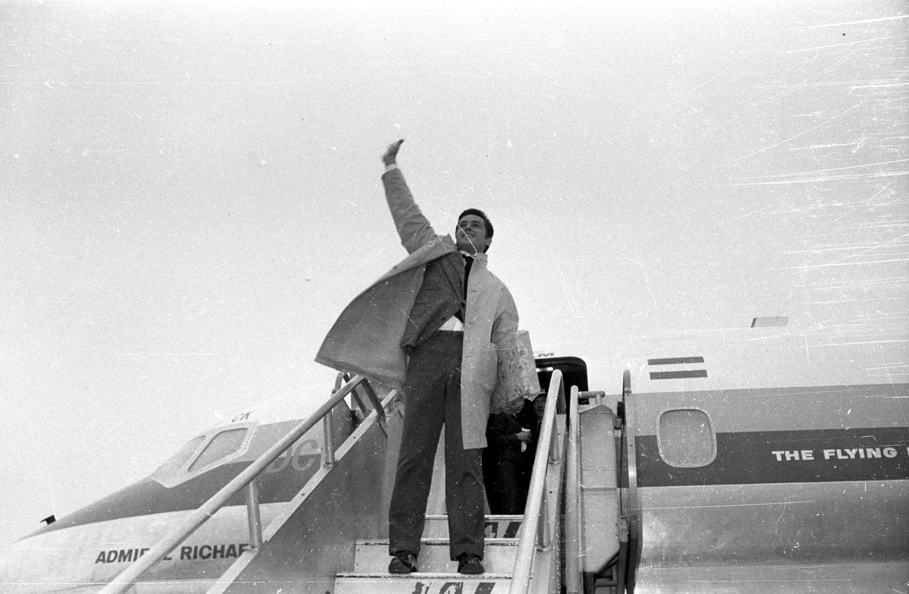 来日し手を振るアラン・ドロンさん（1964年撮影）