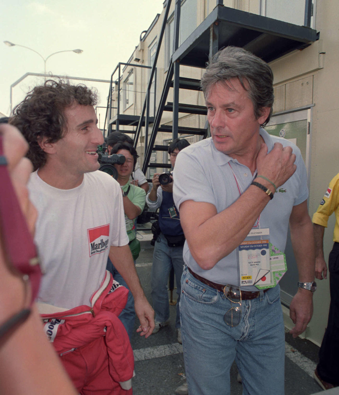 鈴鹿F1日本グランプリでアラン・プロスト（左）を激励に訪れたアラン・ドロンさん（1990年10月撮影）