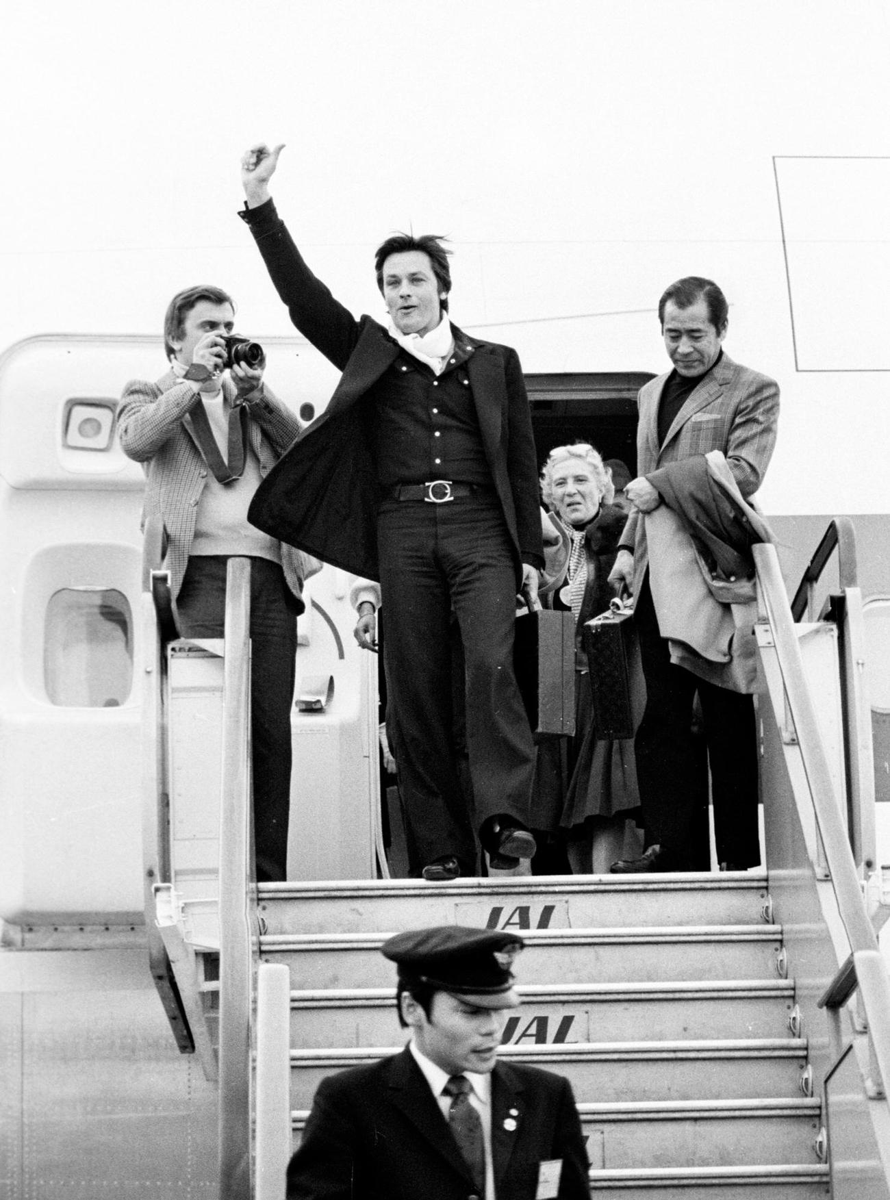 来日し、タラップ上で手を挙げるアラン・ドロンさん（1977年4月撮影）
