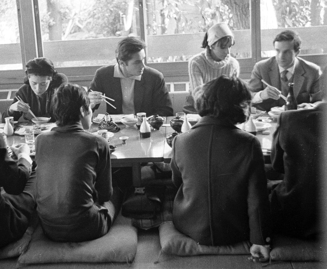 はしを使って食事を楽しむアラン・ドロンさん（1963年3月撮影）