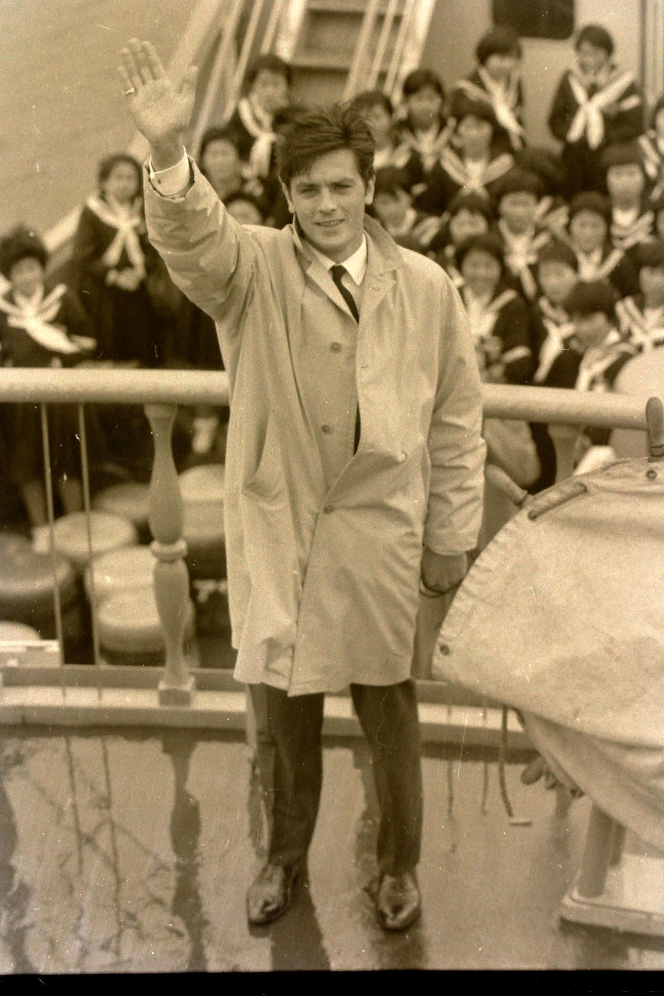 3度目の来日で箱根を訪れ、遊覧船でカメラマンに手を振るアラン・ドロンさん（1965年4月撮影）