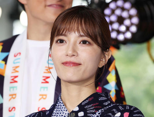 テレ朝三谷紬アナ、ドリンク片手にサマソニ楽しむ「お酒とお水をこまめにのみながら…！！」