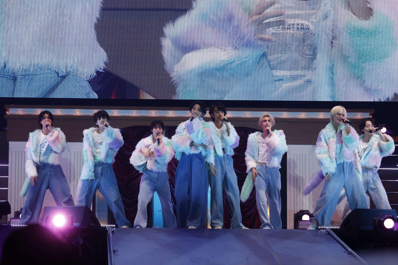 「EBiDAN THE LIVE CRUISE 2024」で歌唱するICEx