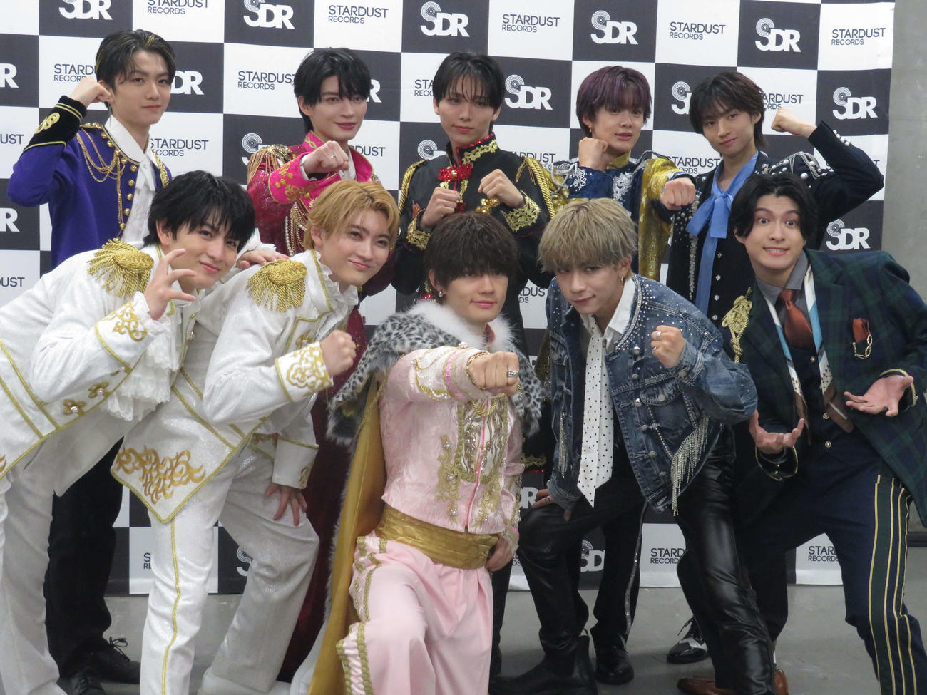 「EBiDAN THE LIVE CRUISE 2024」でライブ前の囲み取材に応じた前列左から超特急ハル、同ユーキ、M！LK佐野勇斗、SUPER★DRAGON田中洸希、さくらしめじ高田彪我、後列左からLienel高桑真之、原因は自分にあるの杢代和人、ONE N■（■はアポストロフィー）　ONLYのHAYATO、BUDDiiSのFUMINORI、ICEx志賀李玖
