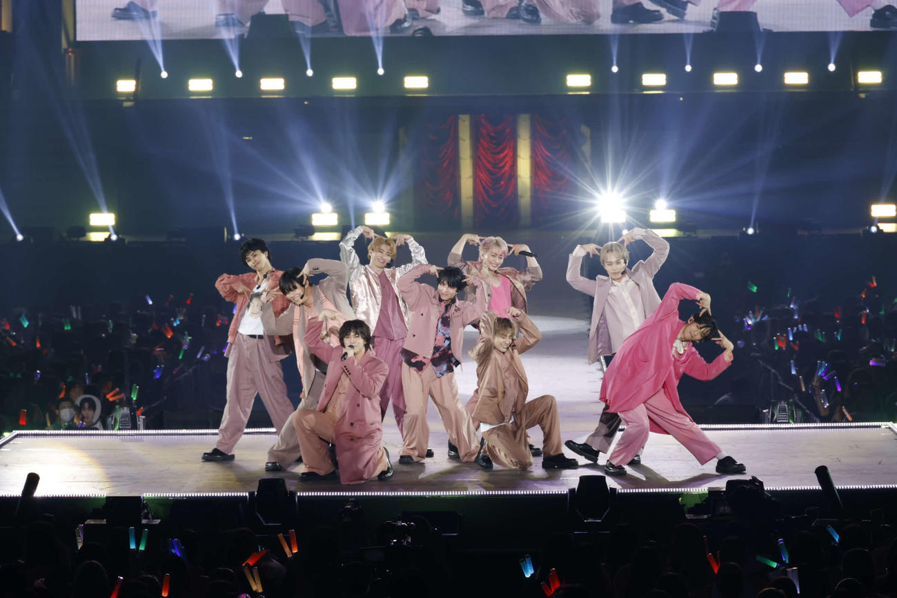 「EBiDAN THE LIVE CRUISE 2024」で歌唱する超特急のメンバーたち。後列左からタクヤ、カイ、ユーキ、シューヤ、マサヒロ、前列左からタカシ、ハル、アロハ、リョウガ