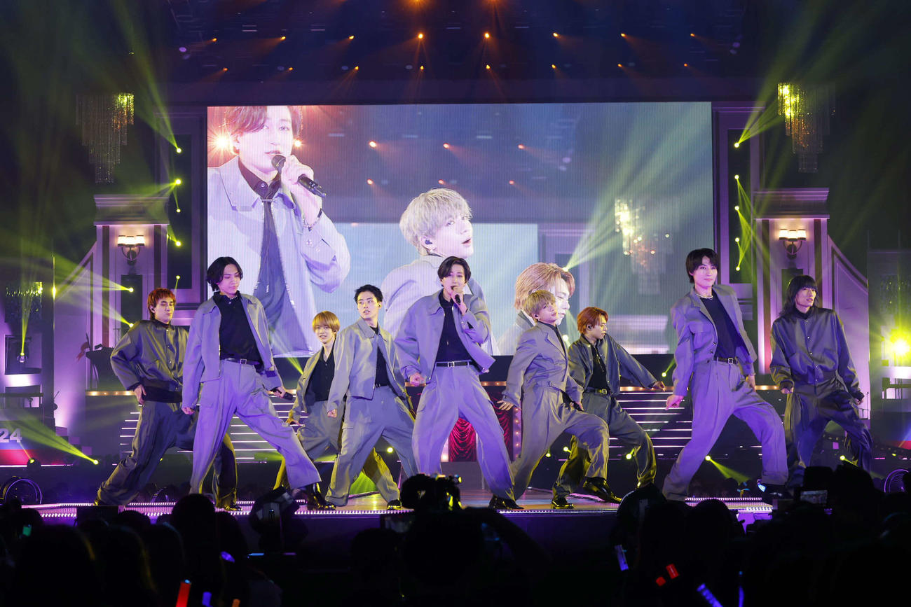 「EBiDAN THE LIVE CRUISE 2024」で歌唱するSUPER★DRAGON。左からジャン海渡、古川毅、伊藤壮吾、松村和哉、池田彪馬、田中洸希、志村玲於、飯島颯、柴崎楽
