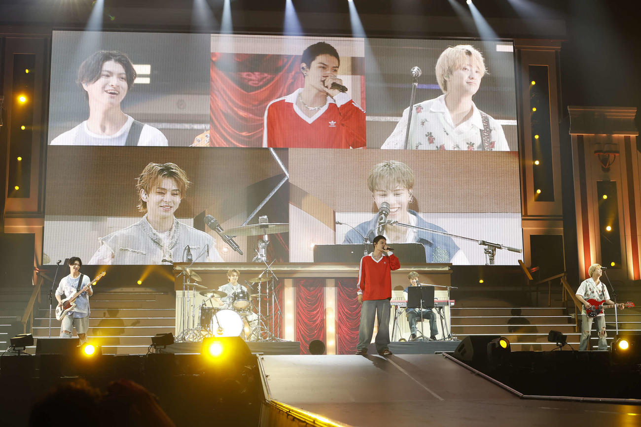 「EBiDAN THE LIVE CRUISE 2024」でTHE BLUE HEARTSの楽曲をカバーした、左からさくらしめじ高田彪我、ONE N■（■はアポストロフィー）　ONLYのEIKU、M！LK佐野勇斗、BUDDiiSのKEVIN、さくらしめじ田中雅功