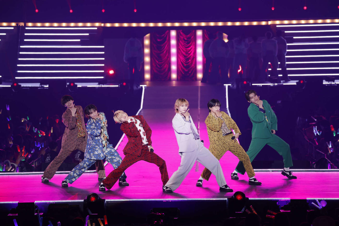「EBiDAN THE LIVE CRUISE 2024」で歌唱するLienel。左から高岡ミロ、森田璃空、芳賀柊斗、近藤駿太、武田創世、高桑真之