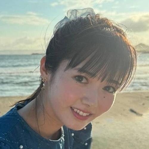 谷尻萌アナ、抜群の美脚披露！海辺のショートパンツ姿に「美脚が眩しい」「脚長ーい！」称賛の声