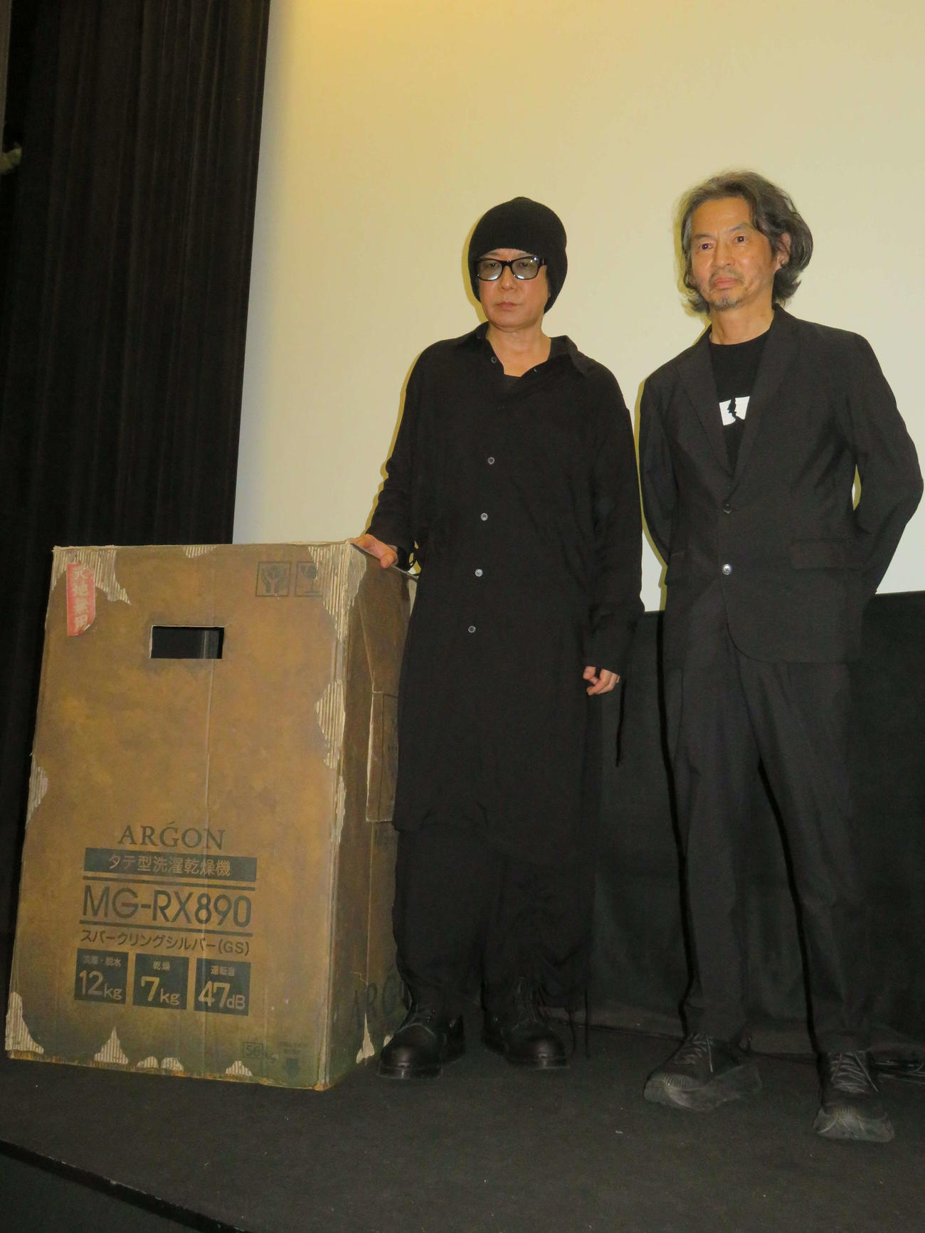 映画「箱男」公開記念「ELECTRIC DRAGON 80000V」上映イベントに登壇した、永瀬正敏（左）と石井岳龍監督（撮影・村上幸将）
