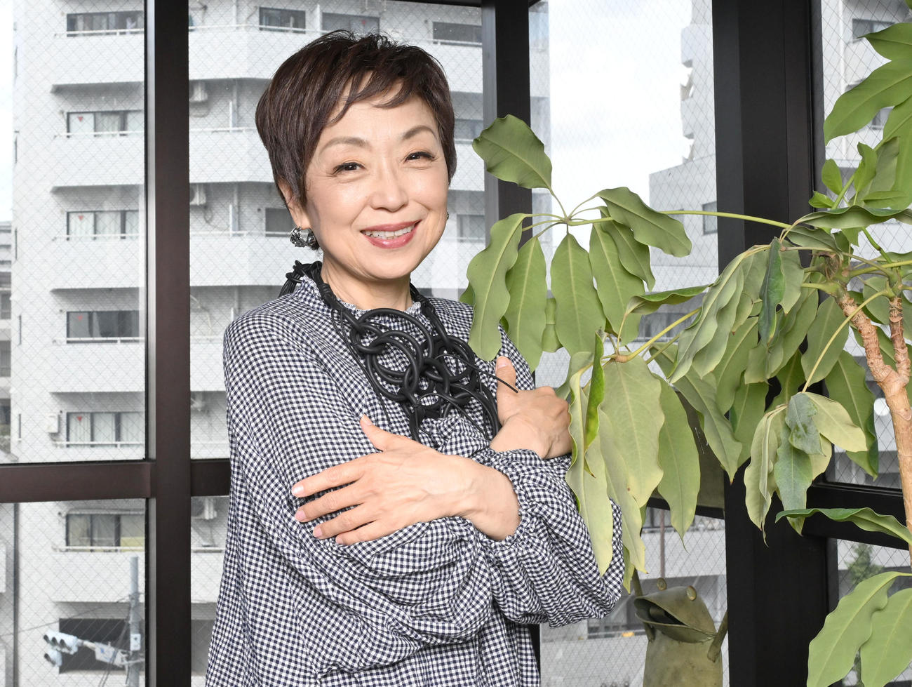 笑顔でポーズを決めるシャンソン歌手のクミコ（撮影・千葉一成）