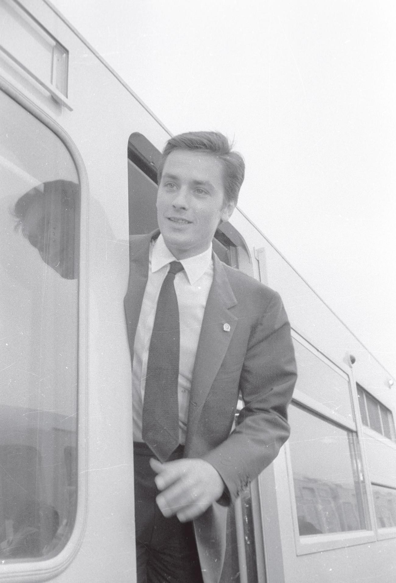 開通予定のモノレールに試乗し、ご満悦の来日中の仏俳優アラン・ドロンさん（1964年6月撮影）