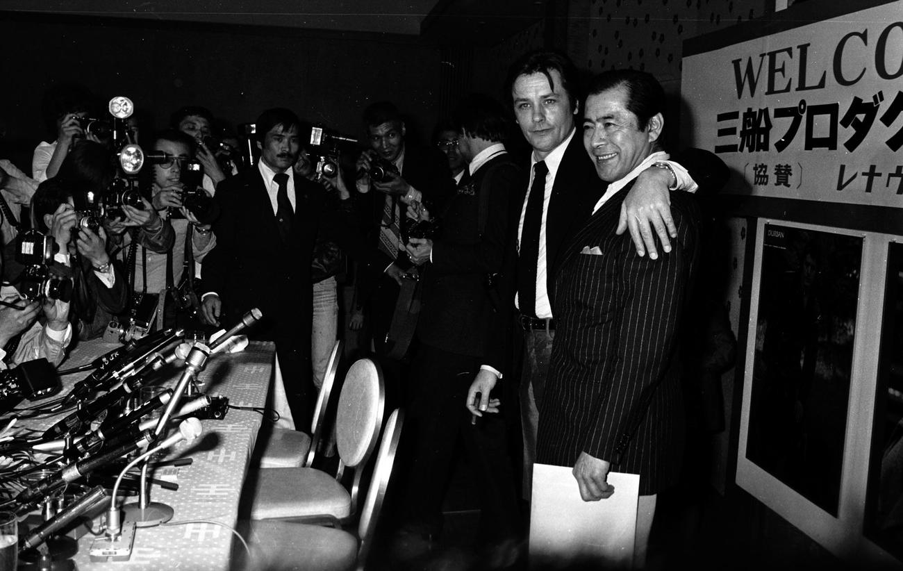 三船敏郎さんと肩を組んで写真に納まるアラン・ドロンさん（1977年4月撮影）