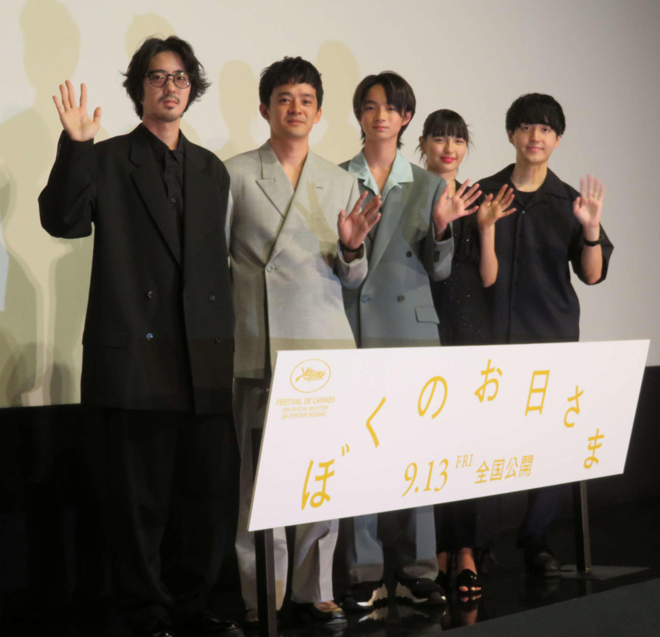 映画「ぼくのお日さま」ジャパンプレミアに登壇した、左から若葉竜也、池松壮亮、越山敬達、中西希亜良、奥山大史監督（撮影・村上幸将）