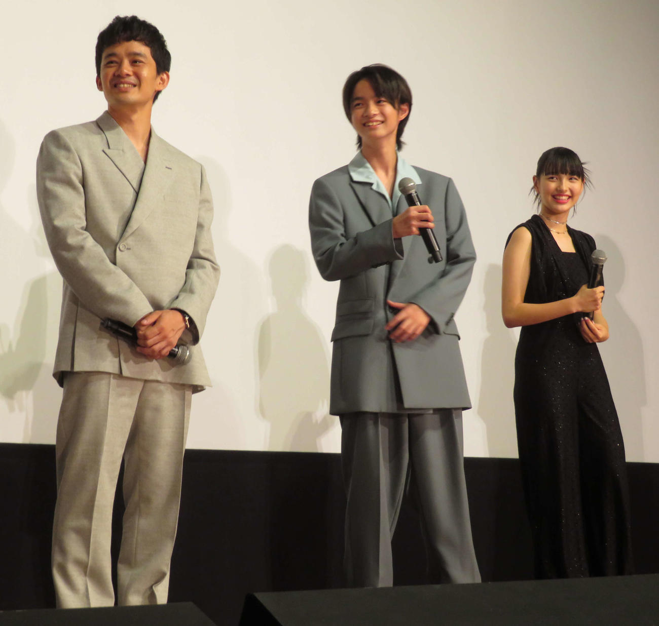 映画「ぼくのお日さま」ジャパンプレミアでトーク中に笑みを漏らす、左から池松壮亮、越山敬達、中西希亜良（撮影・村上幸将）