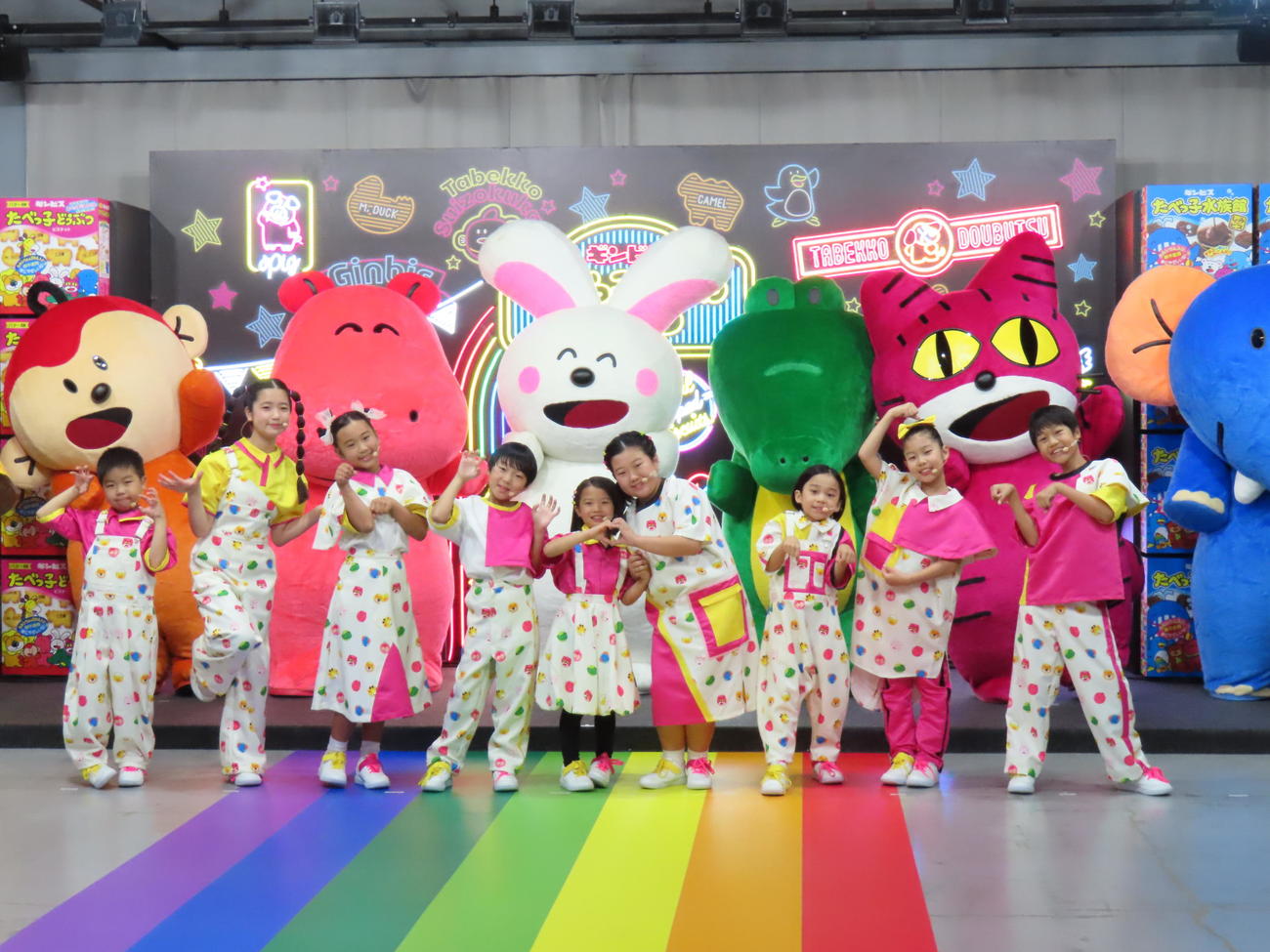 デビュー曲を初披露したたべっ子キッズ。左からAKKUN、KOMARI、LINO、HAYATO、SAYA、RILA、TOMA、KOTONE、RIIKU