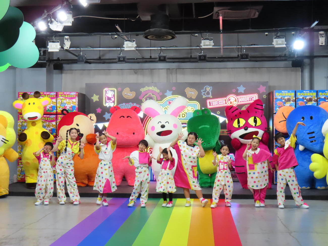デビュー曲を初披露したたべっ子キッズ。左からAKKUN、KOMARI、LINO、HAYATO、SAYA、RILA、TOMA、KOTONE、RIIKU