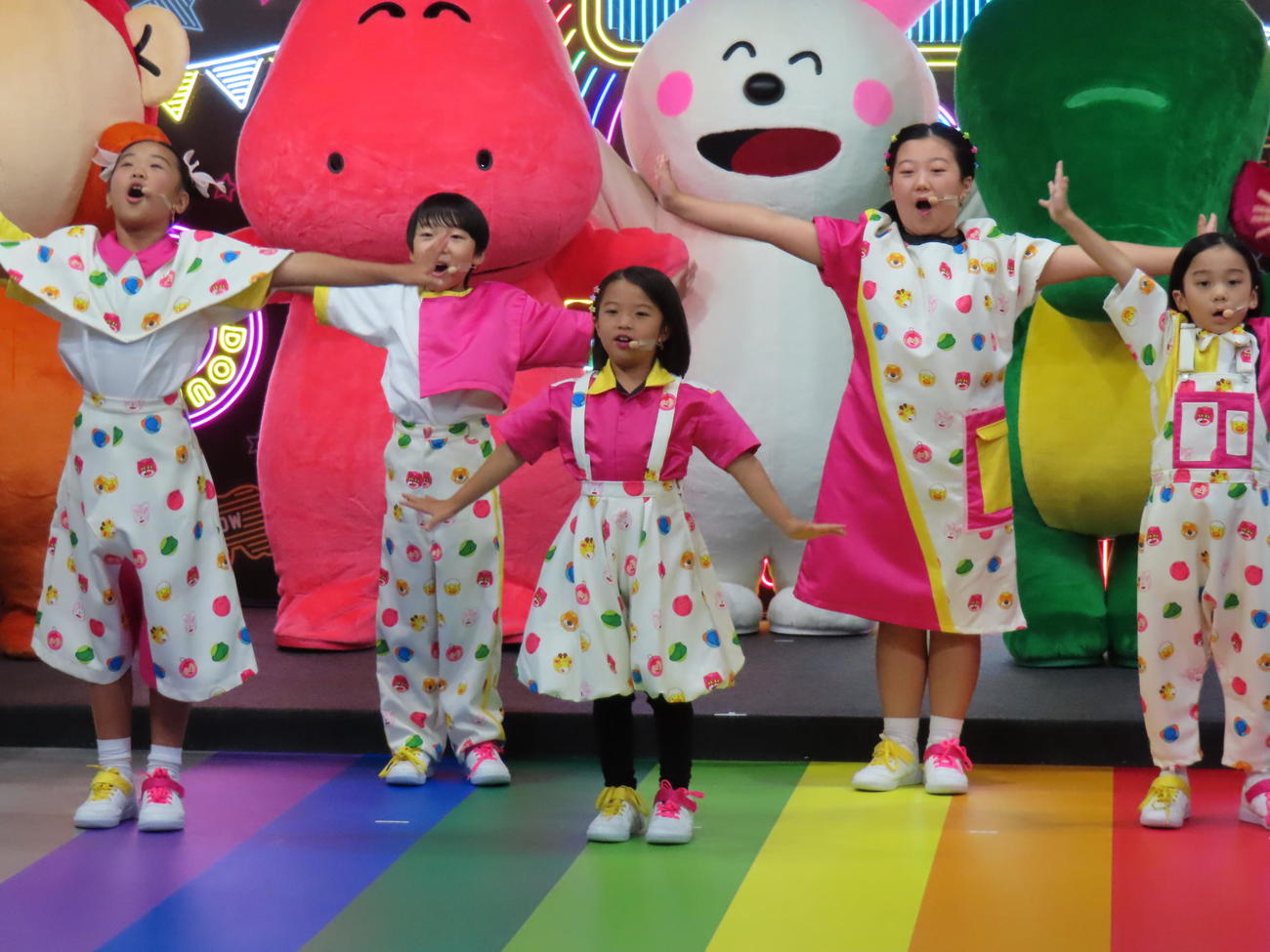 デビュー曲を初披露したたべっ子キッズ。左からLINO、HAYATO、SAYA、RILA、TOMA