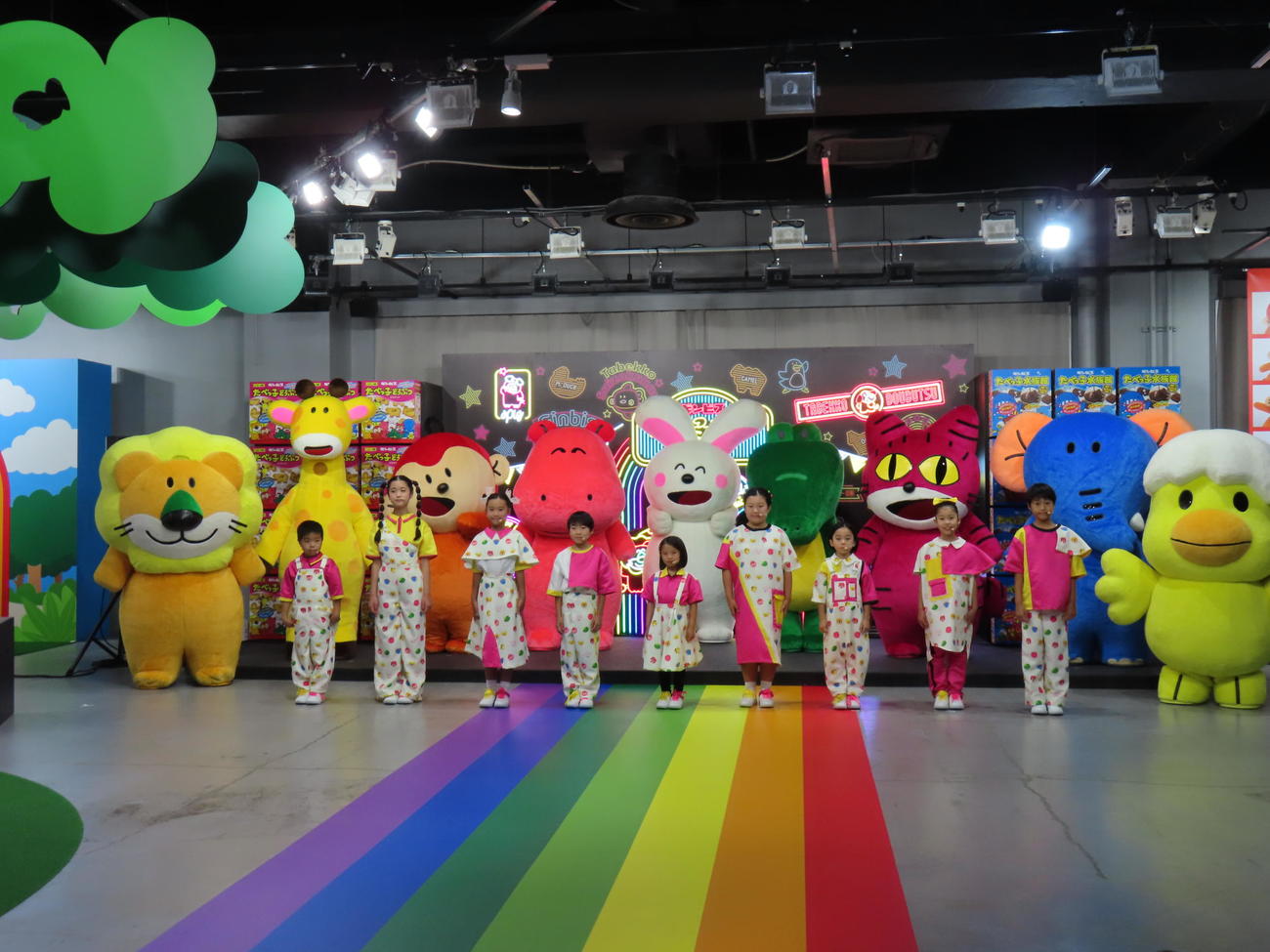 デビュー曲を初披露したたべっ子キッズ。左からAKKUN、KOMARI、LINO、HAYATO、SAYA、RILA、TOMA、KOTONE、RIIKU
