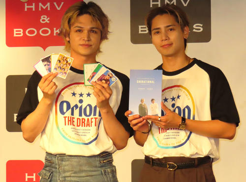 “ハイサイコンビ”神谷健太と与那嶺瑠唯が沖縄方言かるた制作、オリオンビールＴシャツで笑顔
