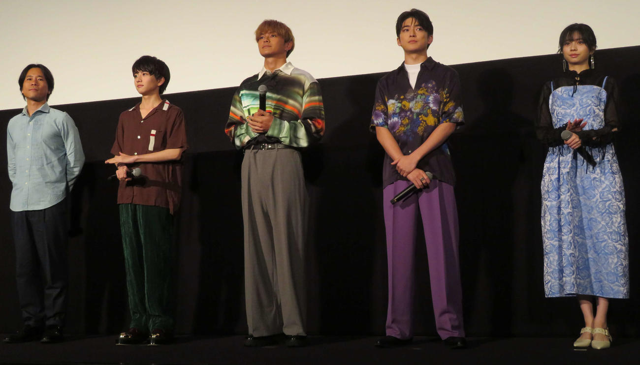 映画「ブルーピリオド」公開記念舞台あいさつに登壇した、左から萩原健太郎監督、板垣李光人、眞栄田郷敦、高橋文哉、桜田ひより（撮影・村上幸将）