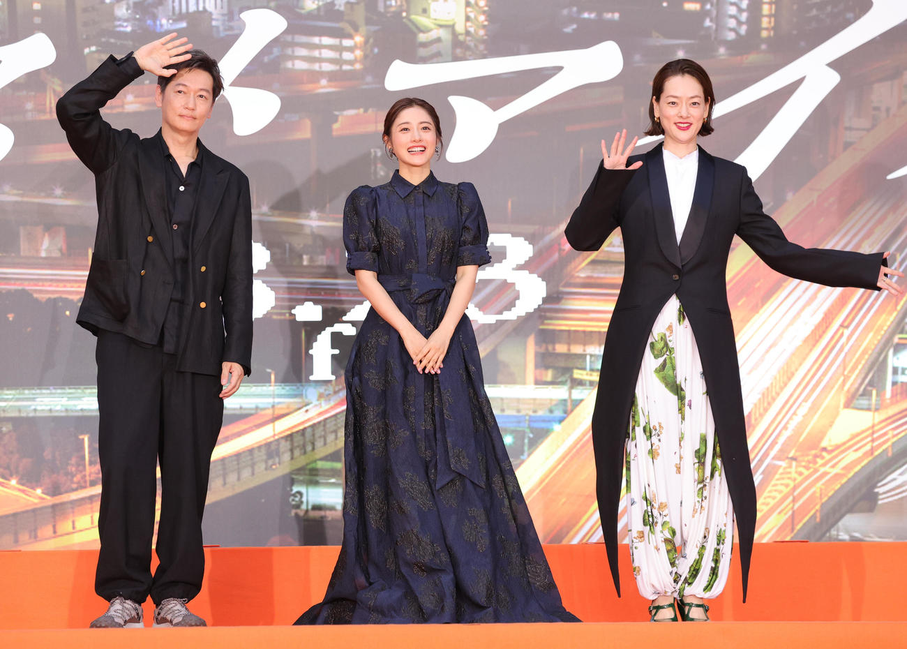 映画「ラストマイル」の「シェアード・ユニバース」プレミアムイベントに登場した、前列左映画「ラストマイル」の「シェアード・ユニバース」プレミアムイベントに登場した、左から井浦新、石原さとみ、市川実日子（撮影・野上伸悟）