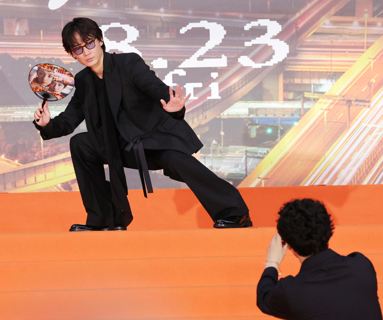 映画「ラストマイル」の「シェアード・ユニバース」プレミアムイベントに登場した綾野剛。右下は星野源（撮影・野上伸悟）