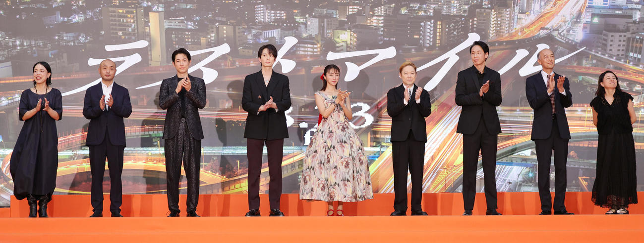 映画「ラストマイル」の「シェアード・ユニバース」プレミアムイベントに登場した、左から安藤玉恵、宇野祥平、ディーン・フジオカ、岡田将生、満島ひかり、阿部サダヲ、大倉孝二、酒向芳、塚原あゆ子監督（撮影・野上伸悟）
