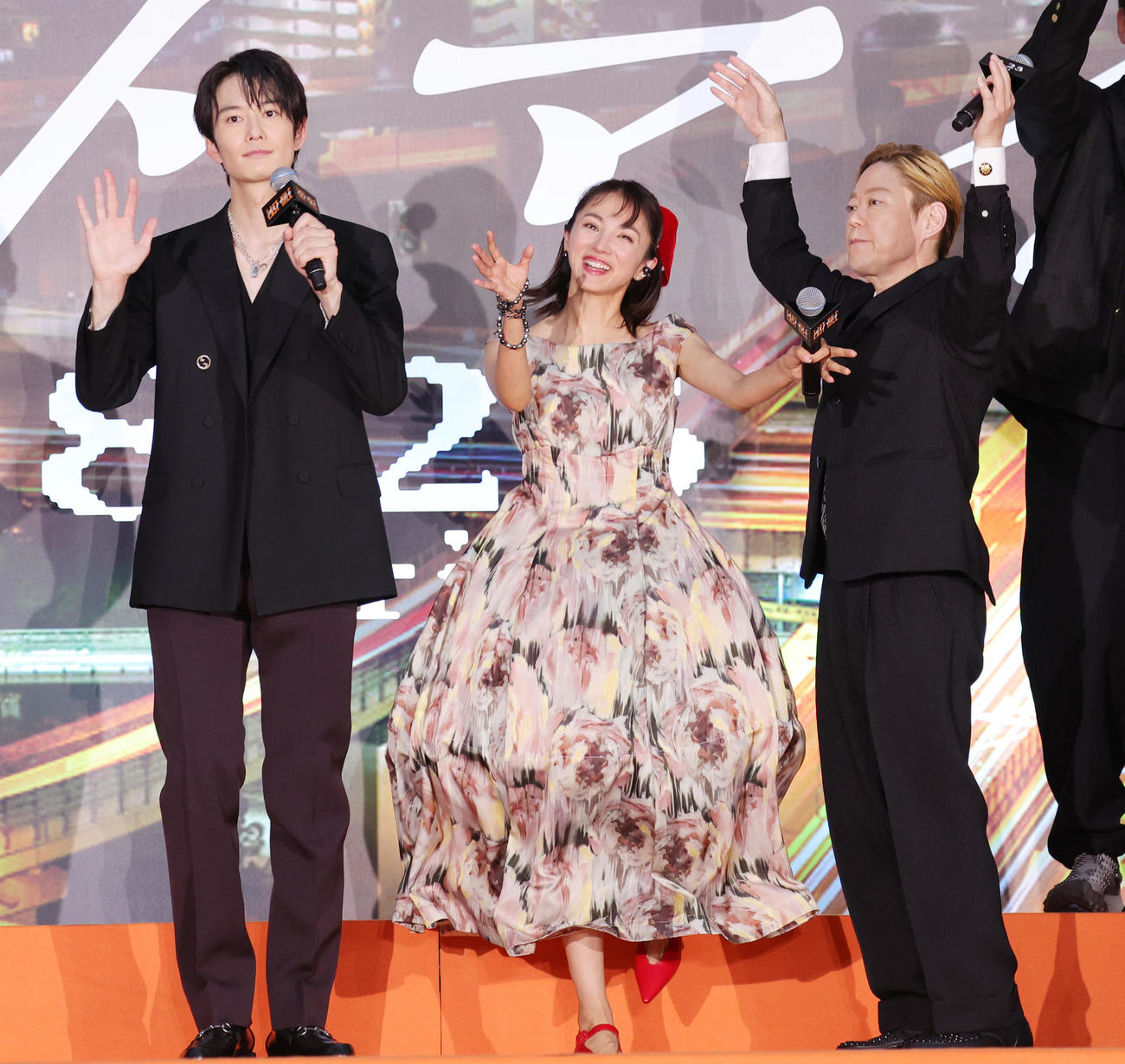 映画「ラストマイル」の「シェアード・ユニバース」プレミアムイベントに登場した、左から岡田将生、満島ひかり、阿部サダヲ（撮影・野上伸悟）