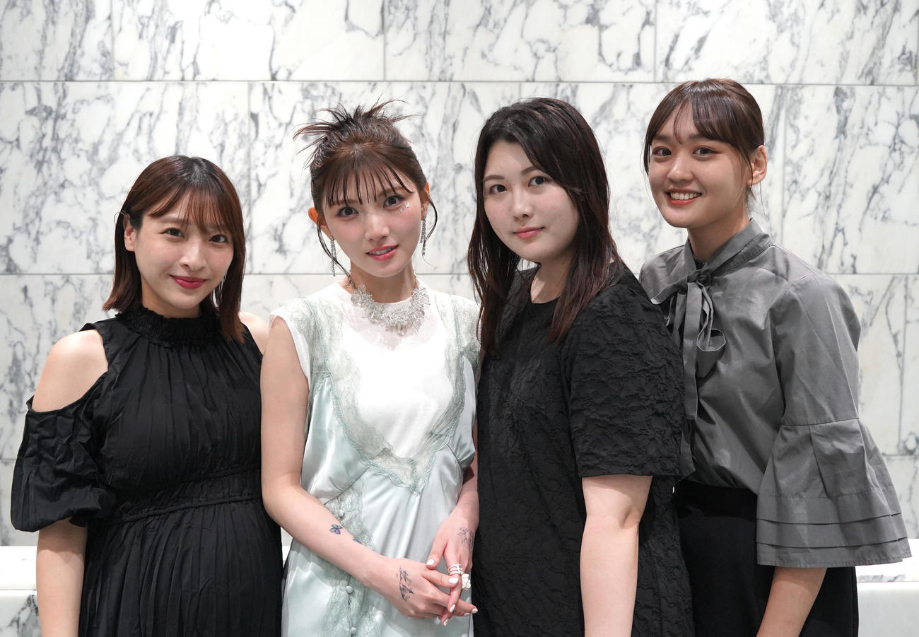 岡田奈々（左から2人目）がセレクトした花が届く定期便「NANA hachi Flower」に携わっている元AKB48の、左から橋本耀さん、1人おいて横島亜衿さん、前田美月さん