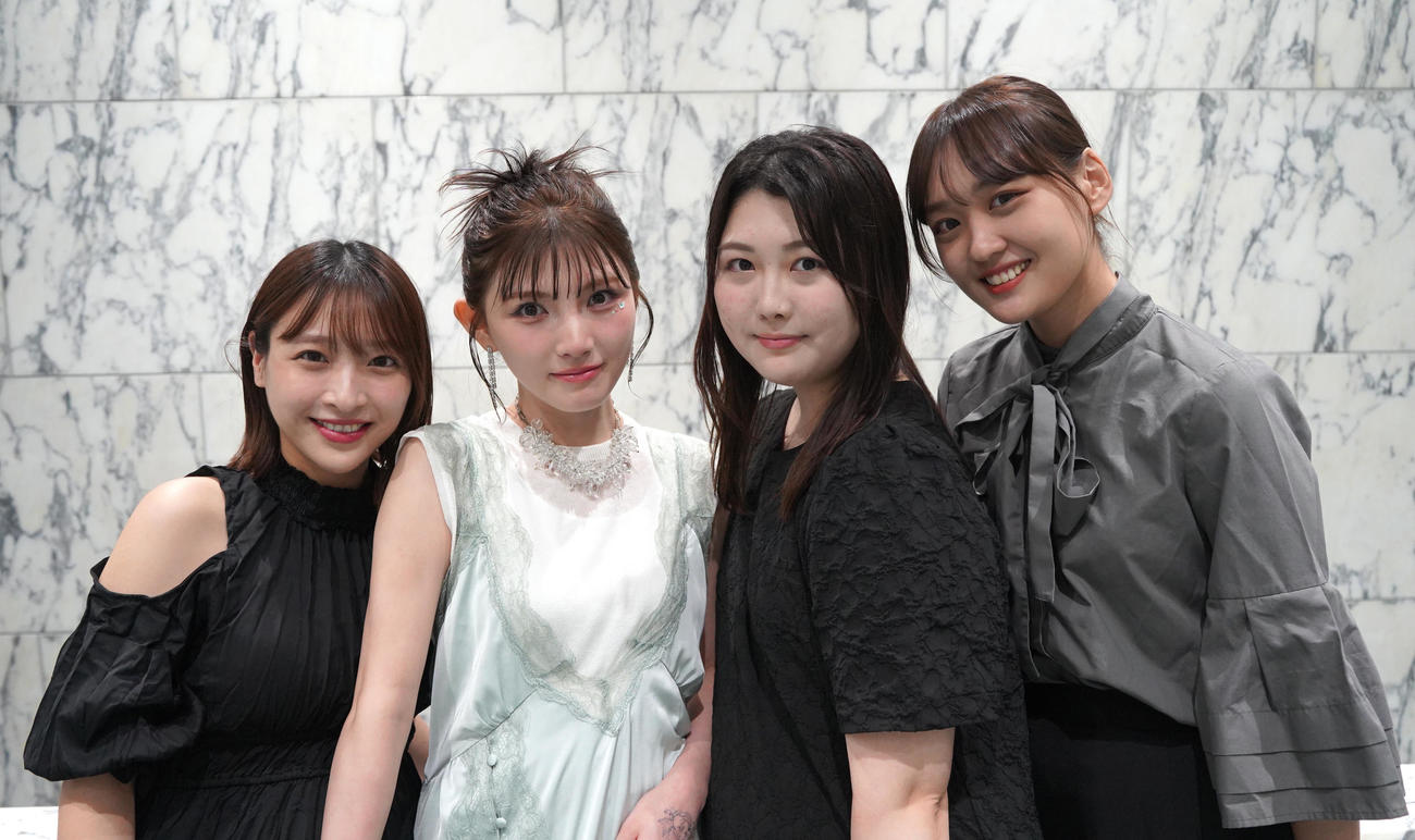 岡田奈々（左から2人目）がセレクトした花が届く定期便「NANA hachi Flower」に携わっている元AKB48の、左から橋本耀さん、1人おいて横島亜衿さん、前田美月さん