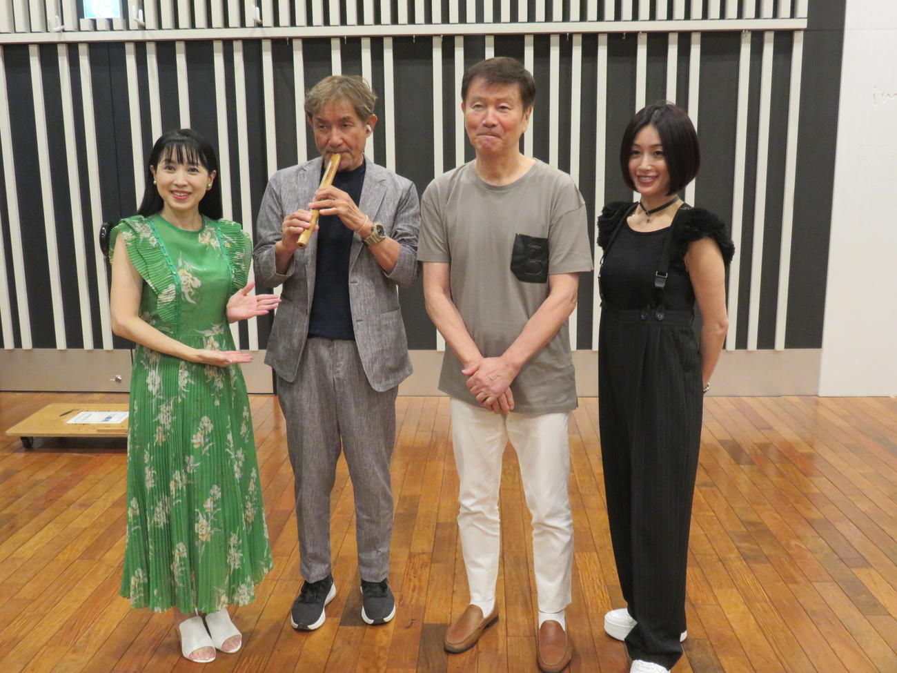 森田健作（左から3人目）がパーソナリティーを務めるラジオ番組の収録に参加した田中健（左から2人目）。左は西村知美、右は酒井法子