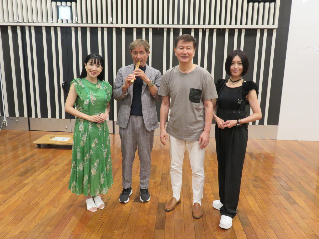森田健作（左から3人目）がパーソナリティーを務めるラジオ番組の収録に参加した田中健（左から2人目）。左は西村知美、右は酒井法子